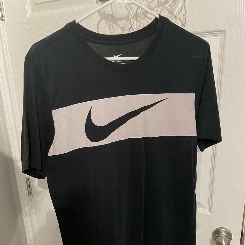 Black Nike shirt size small